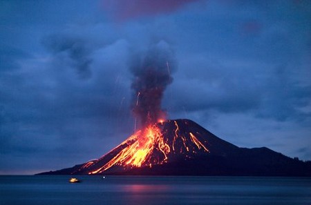 éruption volcan retombé de lave au bord de l'eau