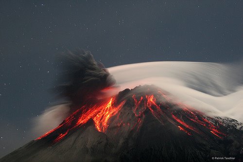 volcan vent nuage de cendre, coulée de lave