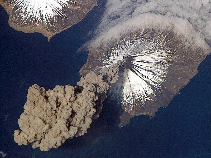 volcan en éruption nuage vu de dessus ciel